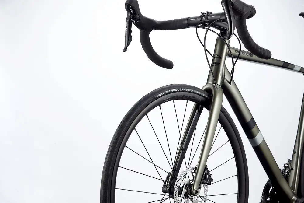 2020 Cannondale CAAD13 Disc 105 – Specs, Comparisons